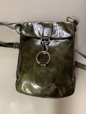 The Trend Italy Green Patent Leather Messenger Bag